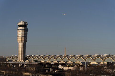 FAA ‘stress management team’ to meet with controllers at Reagan Airport following mid-air collision and control tower fight