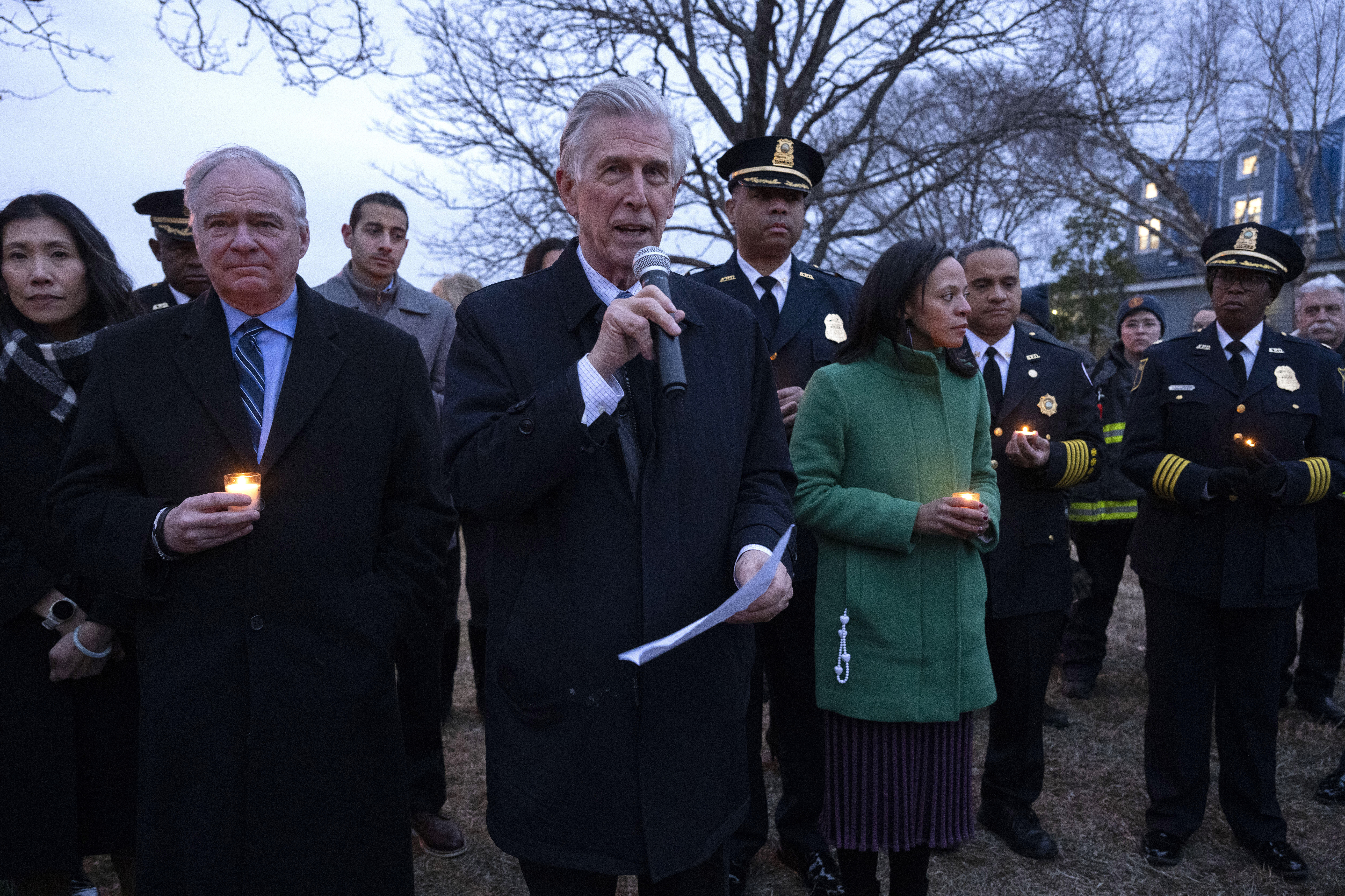 Victims of midair plane crash near Reagan National Airport honored at Alexandria vigil