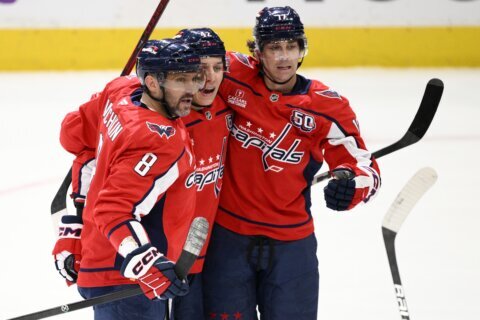 Strome scores 3 times as the Capitals beat the Islanders 3-1