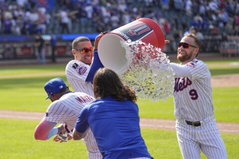 Mets sweep Phillies, extend winning streak to 7 in game with play at the plate and balk that wasn’t